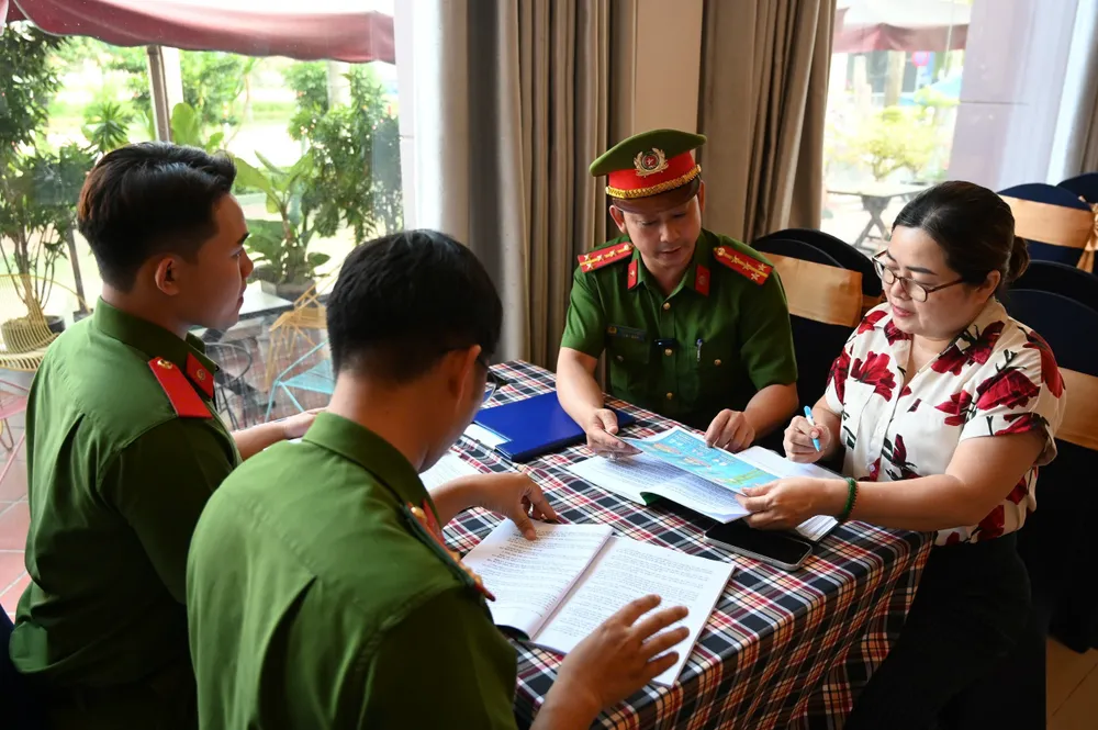 Bà Nguyễn Thị Yên Hà, Phó quản lý khách sạn Ngôi Sao 39 cũng được tổ công tác hướng dẫn, giải thích về Nghị định 282/2025 vừa được áp dụng. Ảnh: PHẠM HẢI z7329176359539_d7bb5979a6c02ae5755494a654179d52.jpg