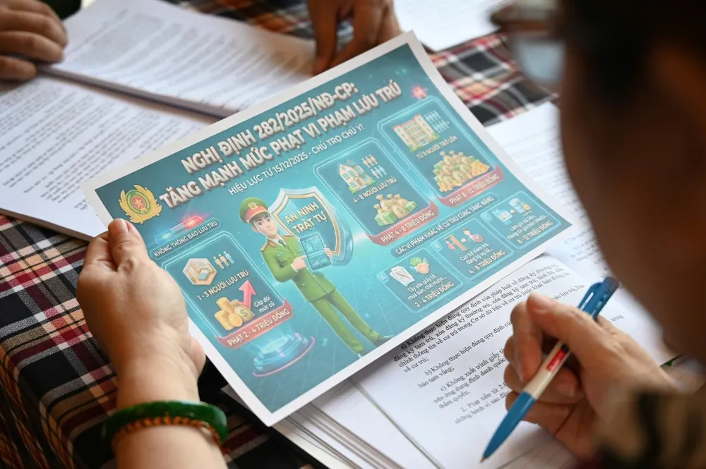 Nghị định 282/2025 của Chính phủ chính thức có hiệu lực từ ngày 15-12, trong đó quy định cụ thể trách nhiệm khai báo lưu trú, đăng ký tạm trú và các mức xử phạt đối với cá nhân, cơ sở lưu trú vi phạm quy định về quản lý cư trú. Ảnh: PHẠM HẢI z7329176359538_de02ca870898344fbd71b375443fb96e.jpg