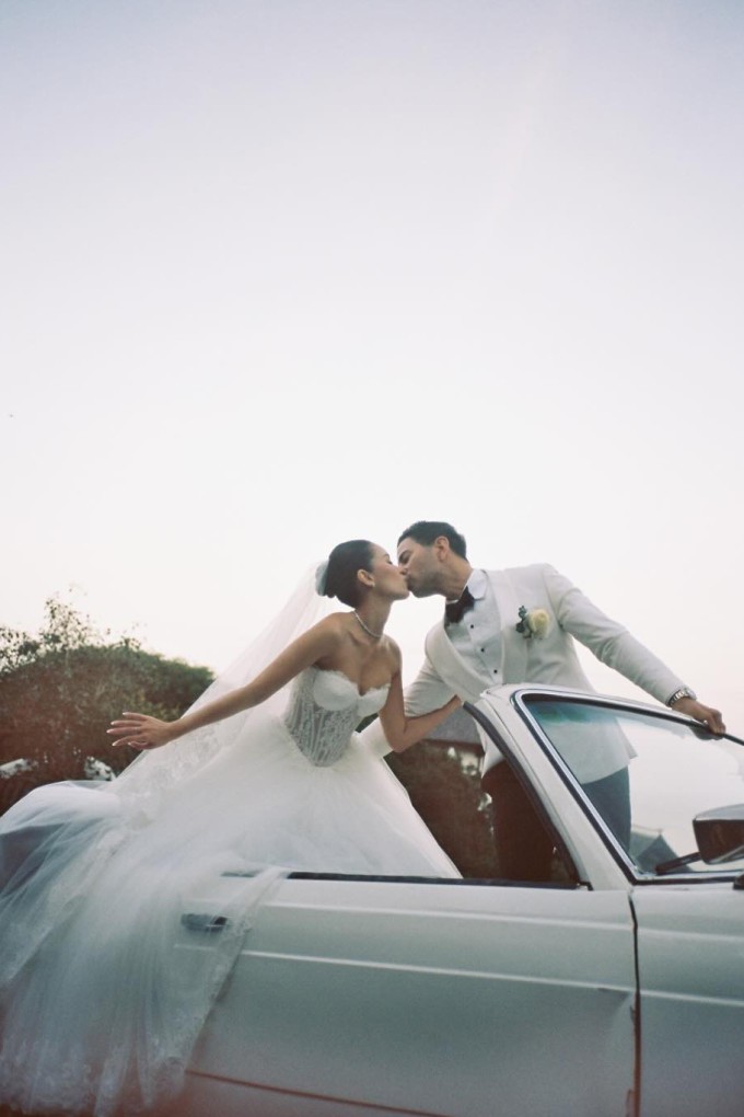 Chuyện tình lệch tuổi của Tiên Nguyễn và ông xã gốc Dubai 3 Khoảnh khắc của vợ chồng Tiên Nguyễn trong hôn lễ tại Đà Nẵng. Ảnh: Mạnh Bi