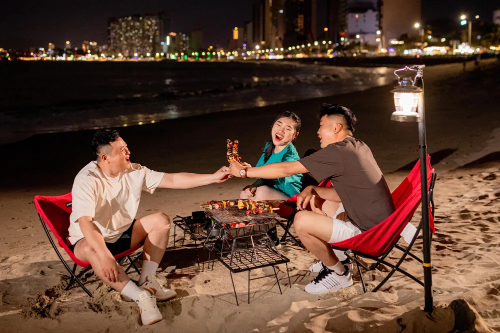 Lai rai ngày Tết cùng bạn bè với món đà điểu nướng xiên que. H4.jpg