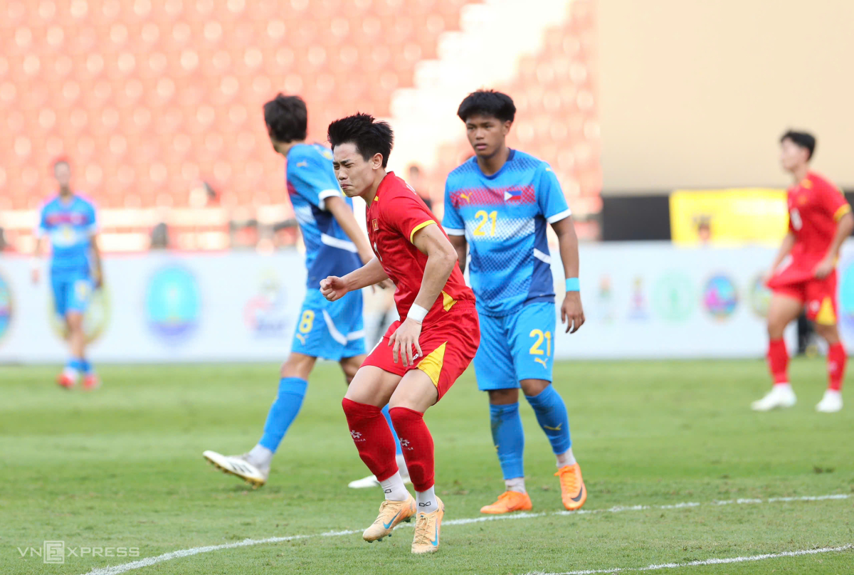 Đình Bắc phản ứng sau khi dứt điểm chệch cột dọc cuối hiệp một. Ảnh: Hiếu Lương