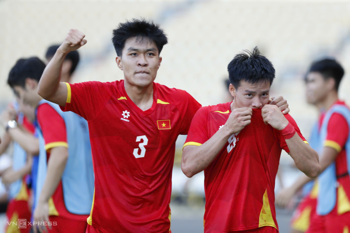 Thanh Nhàn (phải) hôn lên quốc kỳ sau khi ghi bàn ấn định chiến thắng. Ảnh: Hiếu Lương