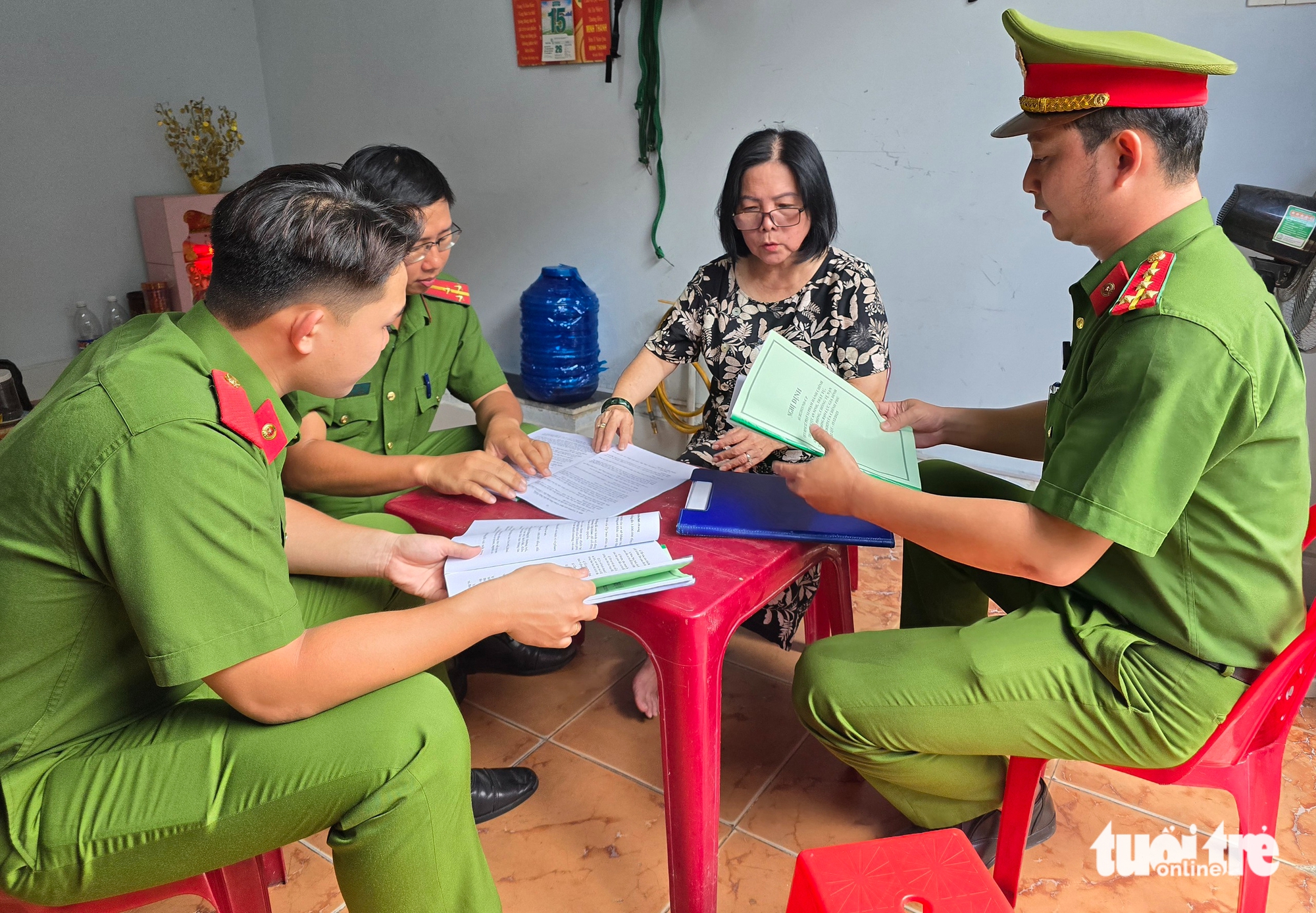 Công an phường Thủ Đức 'đến từng khu trọ, gõ từng khách sạn' tuyên truyền đăng ký cư trú 2 cư trú - Ảnh 2.