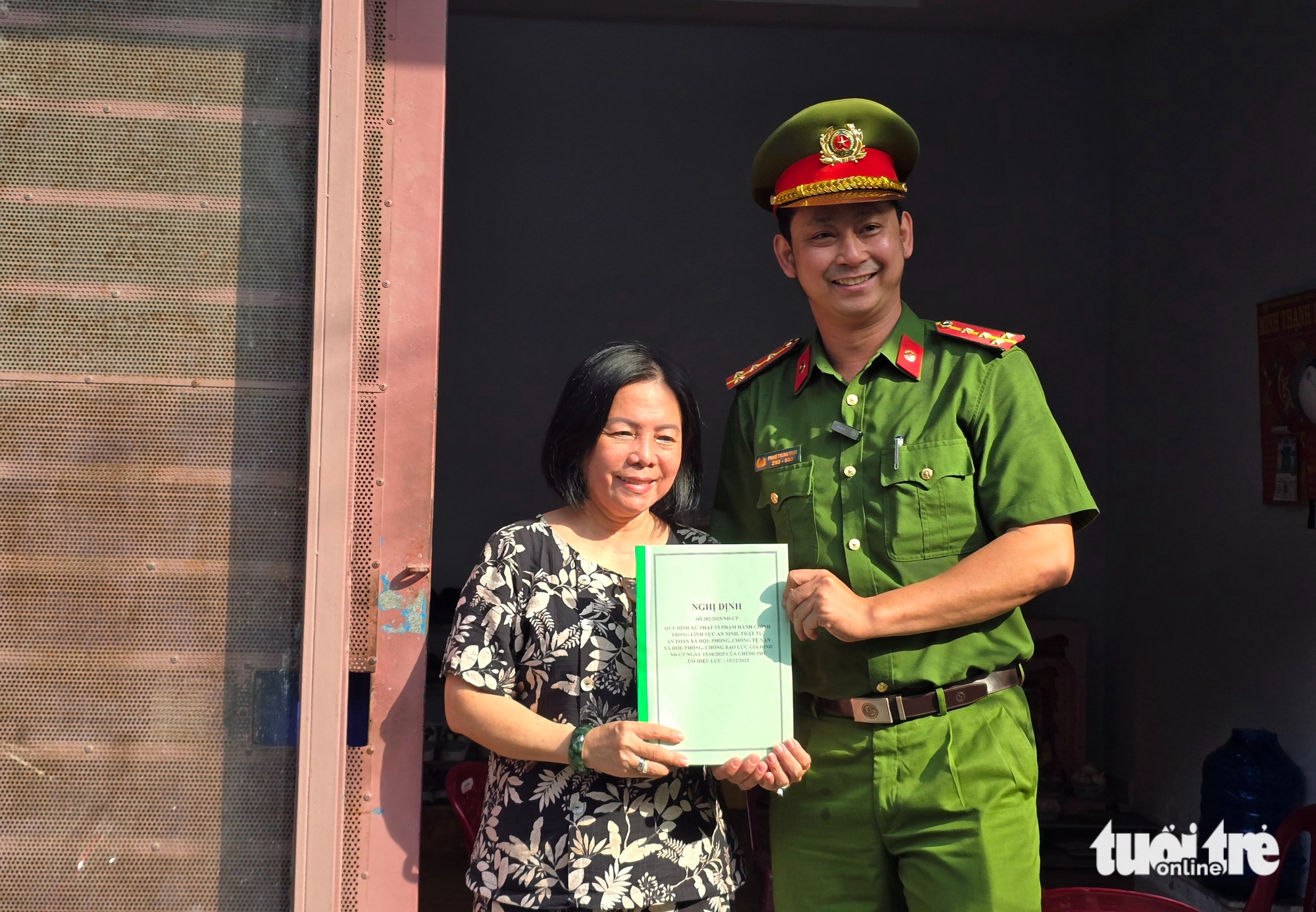 Công an phường Thủ Đức 'đến từng khu trọ, gõ từng khách sạn' tuyên truyền đăng ký cư trú 3 cư trú - Ảnh 3.