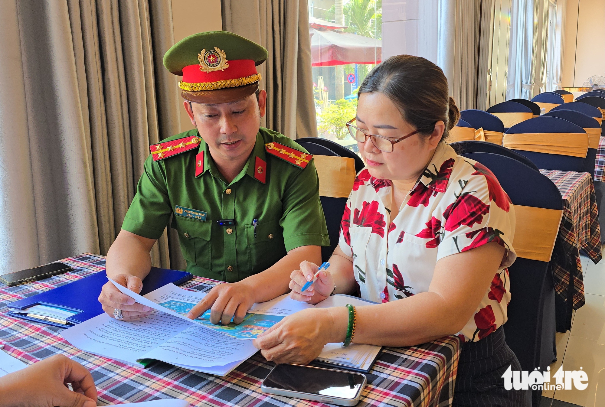 Công an phường Thủ Đức 'đến từng khu trọ, gõ từng khách sạn' tuyên truyền đăng ký cư trú 4 Công an phường Thủ Đức 'đến từng khu trọ, gõ từng khách sạn' tuyên truyền đăng ký cư trú - Ảnh 4.