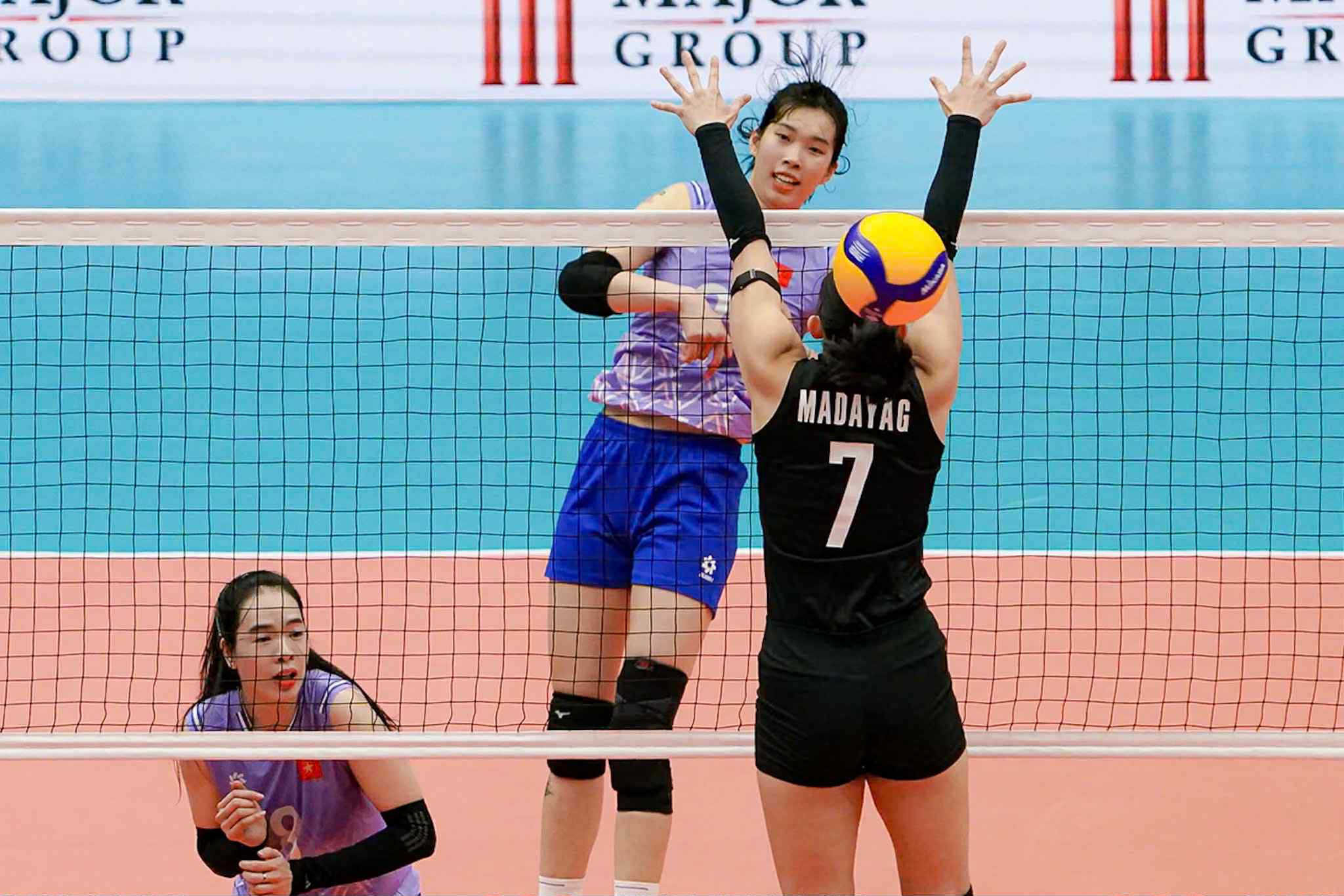 Bóng chuyền nữ Việt Nam - Thái Lan 25-19, 13-25 (ván 3): Thái Lan gượng dậy 7 bóng chuyền nữ việt nam - Ảnh 7.