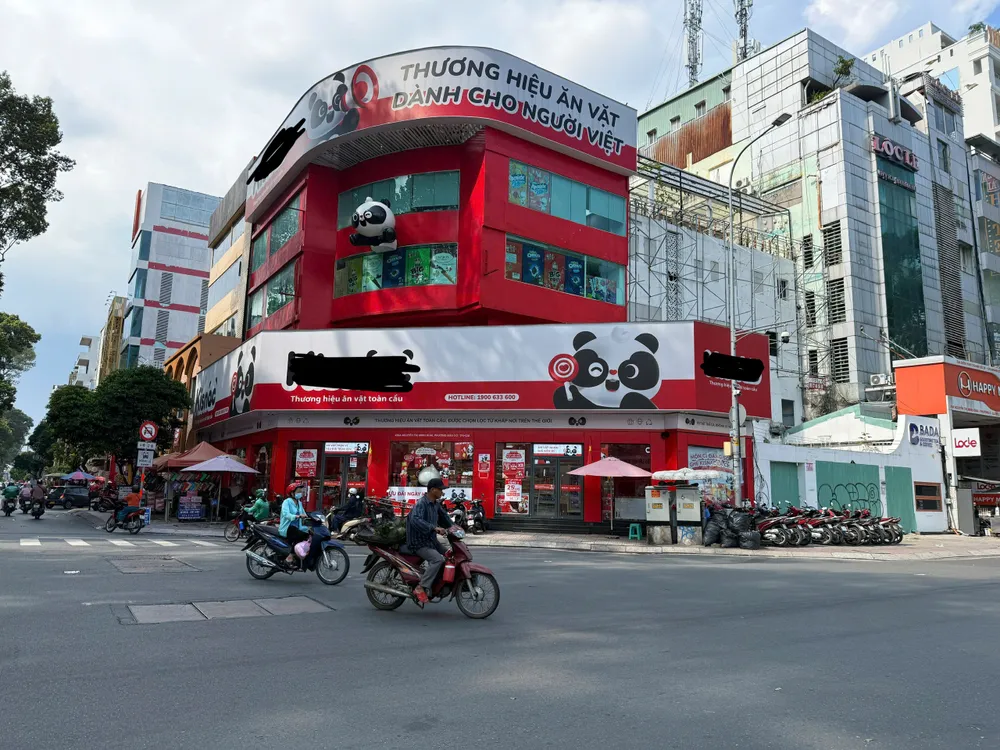 Một mô hình bán đồ ăn vặt mở tại góc đường 3/2 TP.HCM. Ảnh: HẠ QUYÊN ĂN VẶT