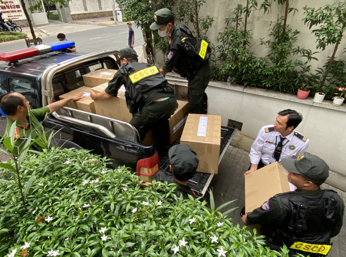 Cảnh sát chuyển hàng chục thùng carton tài liệu thu giữ tại nhà bà Nguyễn Thị Như Loan lên xe, đưa về cơ quan điều tra. Ảnh: Thanh Tùng