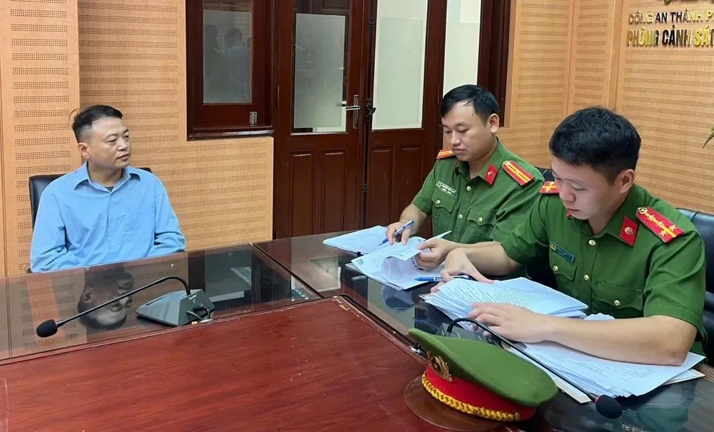 Cơ quan Công an làm việc với đối tượng Nguyễn Hòa Bình (Shark Bình). Ảnh: CAHN co-quan-dieu-tra-khoi-to-shark-binh-them-toi-danh-tron-thue-.jpeg