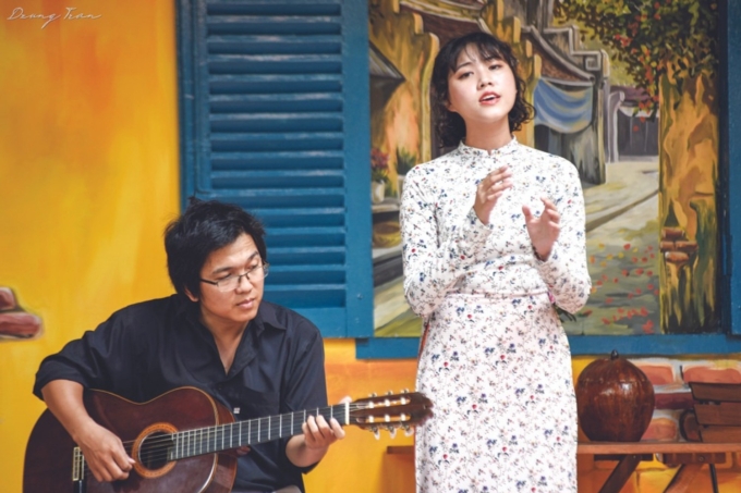 Hoàng Trang, Nguyễn Đông nổi tiếng với hình ảnh đôi du ca nhạc Trịnh. Ảnh: Nhân vật cung cấp