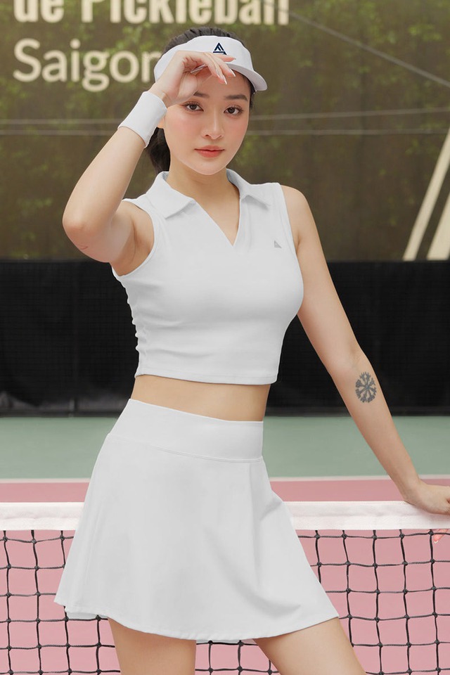 Áo tank top ‘soán ngôi’ các kiểu áo cơ bản, khoe cá tính mạnh mẽ- Ảnh 7. Áo tank top ‘soán ngôi’ các kiểu áo cơ bản, khoe cá tính mạnh mẽ- Ảnh 7.