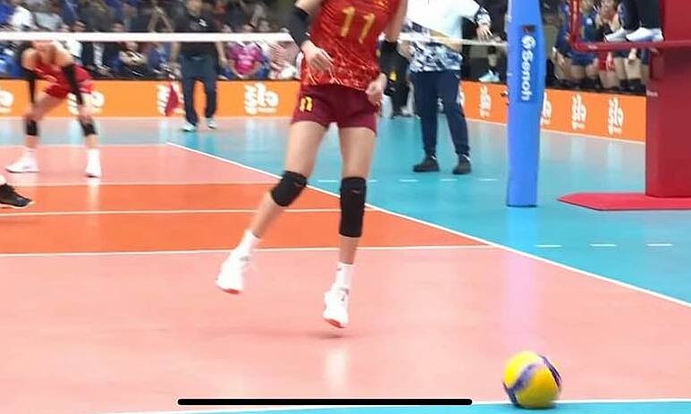 Tình huống quyết định trận đấu, khi trọng tài xác định bóng trong sân. Ảnh: chụp màn hình