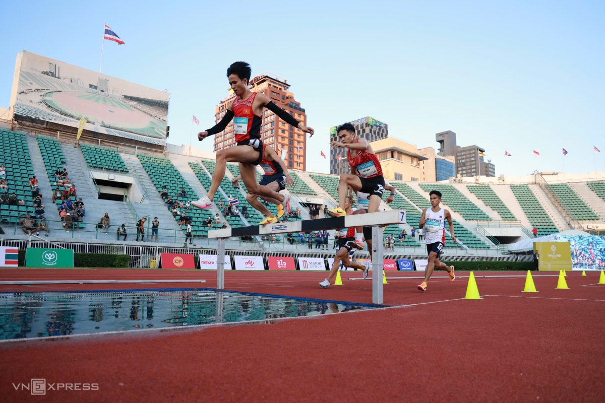 Trung Cường nhảy qua rào trên đường chạy 3000m vượt chướng ngại vật nam. Ảnh: Đức Đồng