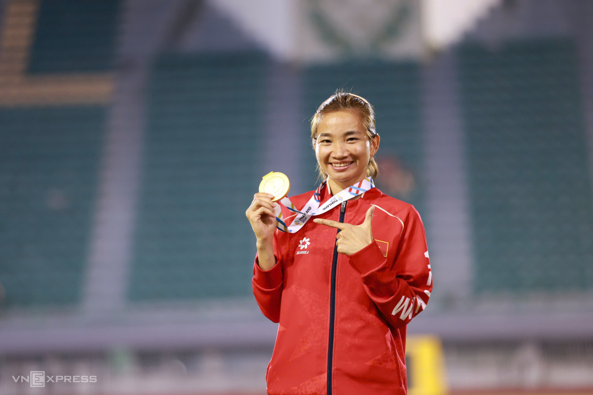 Nguyễn Thị Oanh tự hào với chiếc HC vàng 10.000m - chiếc thứ 14 trong sự nghiệp của cô qua các lần dự SEA Games. Ảnh: Đức Đồng 