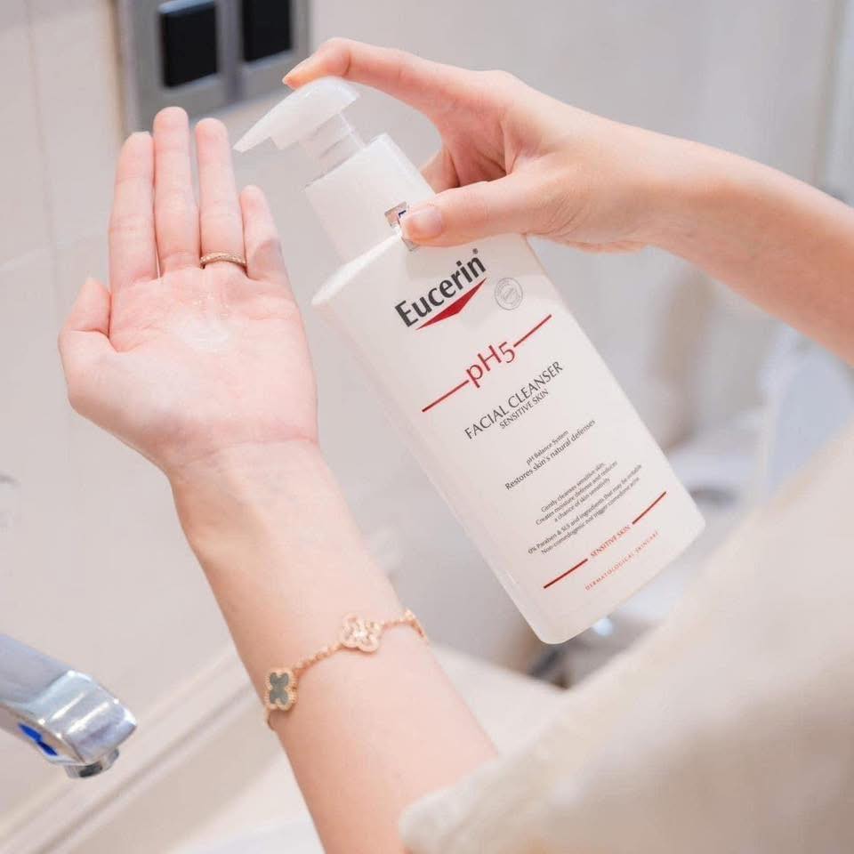 Buổi sáng không nên rửa mặt quá mạnh - 5 sản phẩm dịu nhẹ bạn nên có - Ảnh 2.