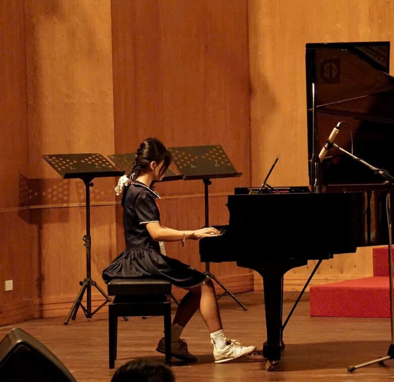 Vừa giành Á quân piano quốc tế, con gái Phan Đinh Tùng ẵm luôn giải nhất cuộc thi vẽ, được sang Pháp triển lãm tranh 5 Noel được nhận xét có tài năng nghệ thuật chuẩn con nhà nòi.