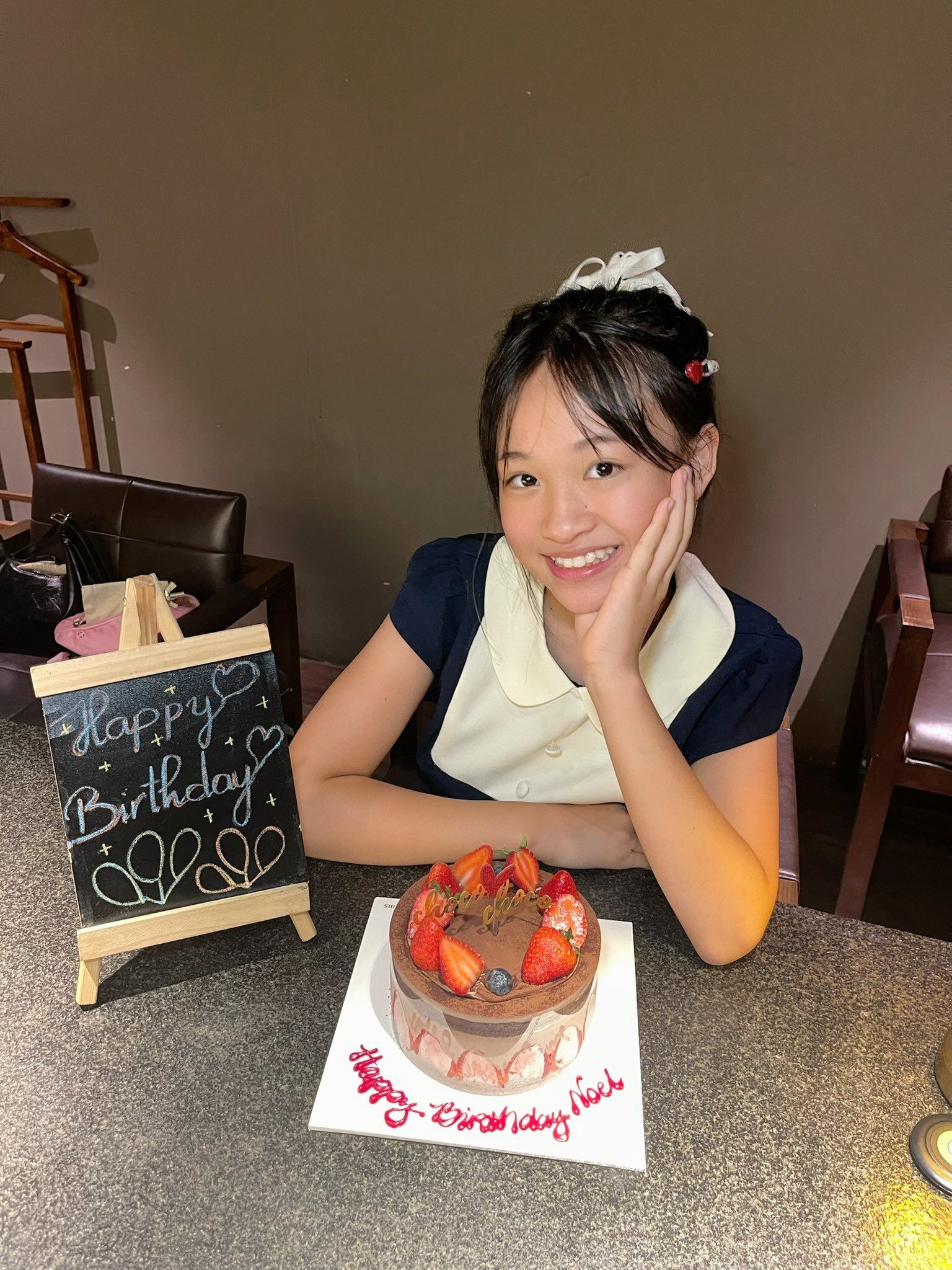 Vừa giành Á quân piano quốc tế, con gái Phan Đinh Tùng ẵm luôn giải nhất cuộc thi vẽ, được sang Pháp triển lãm tranh 8 Ở tuổi 12, con gái Phan Đinh Tùng ngày càng xinh xắn.