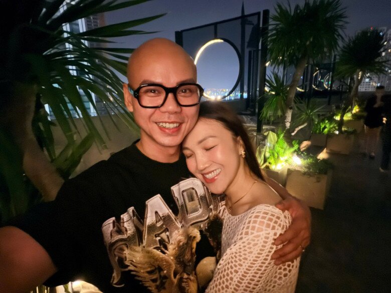 Vừa giành Á quân piano quốc tế, con gái Phan Đinh Tùng ẵm luôn giải nhất cuộc thi vẽ, được sang Pháp triển lãm tranh 10 Phan Đinh Tùng có hôn nhân hạnh phúc bên bà xã - ca sĩ Thái Ngọc Bích.