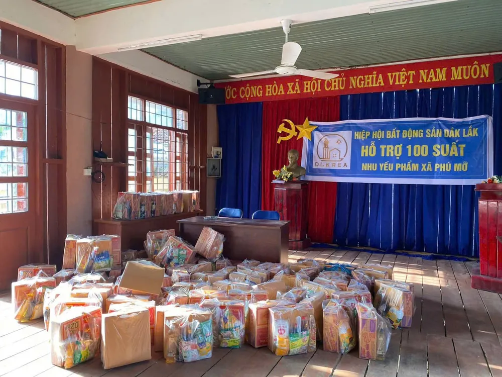 Những phần quà nhỏ mang ý nghĩa lớn vì cộng đồng. y-nghia-giai-pickleball-huong-ve-dong-bao-vung-lu-dak-lak (4).jpg