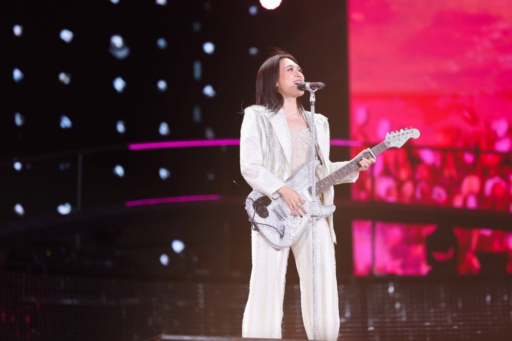 1765815392 984 Concert 40 nghin nguoi cua My Tam ghi dau an