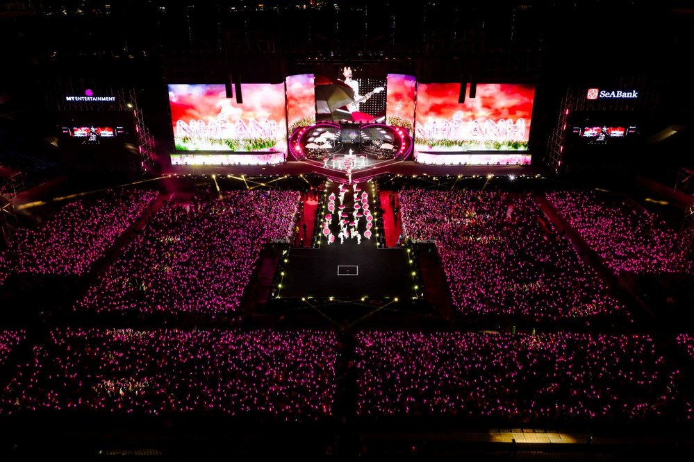 1765815395 841 Concert 40 nghin nguoi cua My Tam ghi dau an