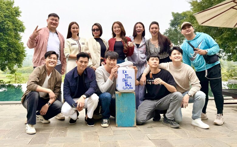 Dàn diễn viên tụ hội đầy đủ ở làng Mây để quay kết thúc.