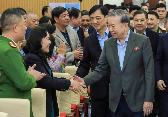 Tổng Bí thư Tô Lâm trò truyện cũng các đại biểu và cử tri. Ảnh: Hoàng Phong