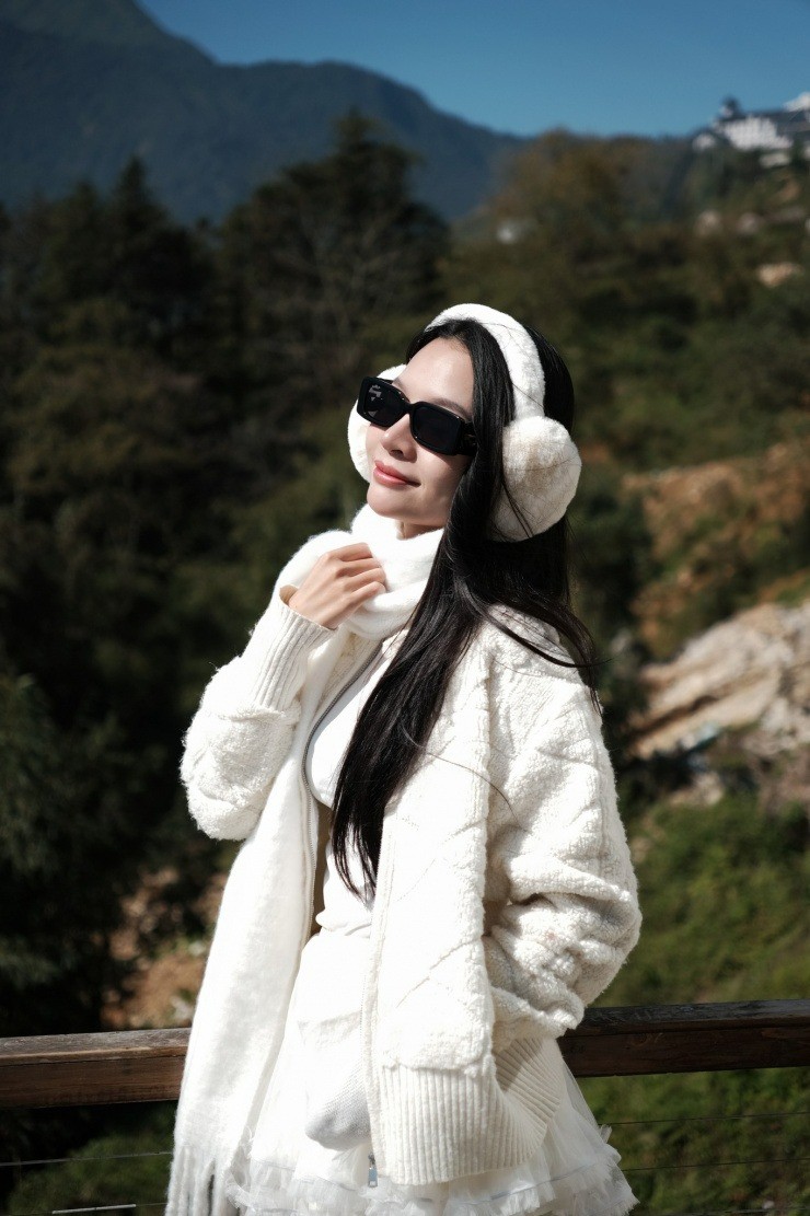 "Tôi luôn tin rằng vẻ đẹp thật sự của một người phụ nữ không nằm ở những gì người khác có thể nhìn thấy, mà ở những điều cô ấy hiểu được sau mỗi trải nghiệm, mỗi trang sách, mỗi lần vấp ngã và tự đứng dậy. Bởi chỉ khi trí tuệ được bồi đắp, vẻ đẹp mới có chiều sâu, và lòng nhân ái mới có gốc rễ bền vững. Chính vì vậy, tôi luôn coi việc học là một hành trình vô tận, không chỉ trong giảng đường, mà trong từng cuộc trò chuyện, từng chuyến đi, từng con người mà tôi gặp.... ".