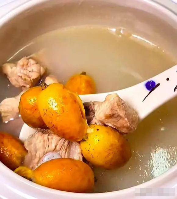 Loại quả bé tí nhiều người tưởng vô dụng lại tốt cho sức khỏe tim mạch và hỗ trợ làm đẹp da 6 Món canh sườn heo này có vị chua chua ngọt ngọt, mùi thơm tươi của sườn và vị chua ngọt độc đáo của trái cây quất hồng bì, ăn cũng rất ngon miệng và béo ngậy.