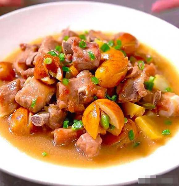 Loại quả bé tí nhiều người tưởng vô dụng lại tốt cho sức khỏe tim mạch và hỗ trợ làm đẹp da 7 Ngoài món canh thì món sườn kho hay sườn heo kho tộ cũng rất ngon, còn có thể dùng để làm món sườn xào chua ngọt với đường fructose màu vàng có vị chua ngọt rất ngon miệng.