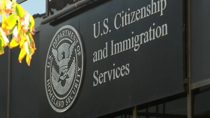 Bên ngoài trụ sở USCIS ở San Diego, California. Ảnh: NBC San Diego
