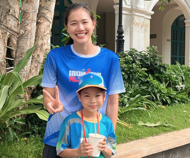 Con gái quốc tịch Mỹ của Thanh Thảo về nước thi thể thao cùng kình ngư Ánh Viên, mới 7 tuổi đã cực giỏi 2 Bé Talia hạnh phúc khi được gặp kình ngư Ánh Viên.