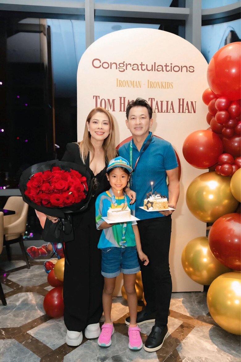 Con gái quốc tịch Mỹ của Thanh Thảo về nước thi thể thao cùng kình ngư Ánh Viên, mới 7 tuổi đã cực giỏi 3 Vợ chồng Thanh Thảo được khen nuôi dạy con khéo léo.