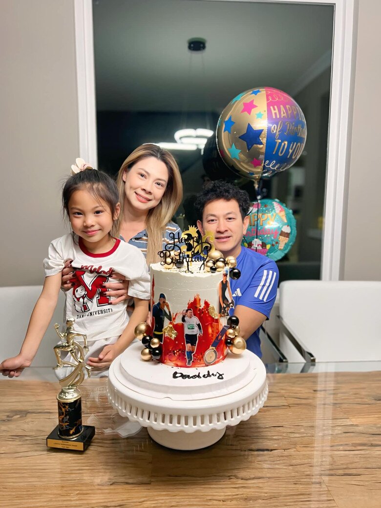 Con gái quốc tịch Mỹ của Thanh Thảo về nước thi thể thao cùng kình ngư Ánh Viên, mới 7 tuổi đã cực giỏi 7 Vợ chồng Thanh Thảo đồng điệu trong cách nuôi dạy con gái.