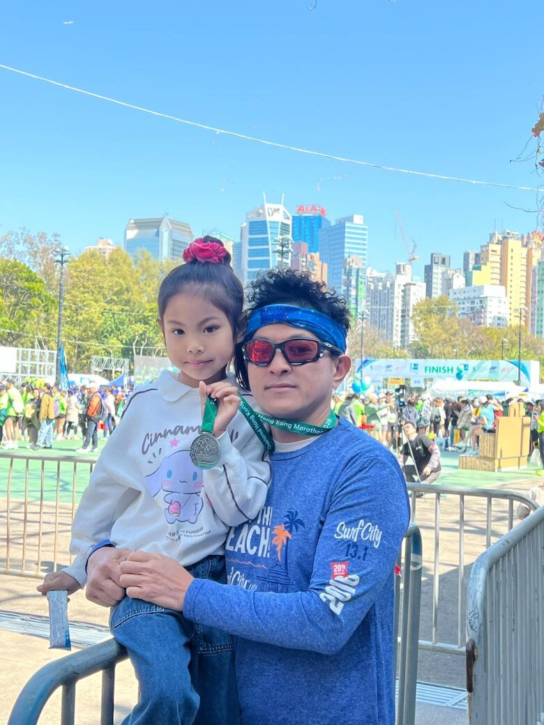 Con gái quốc tịch Mỹ của Thanh Thảo về nước thi thể thao cùng kình ngư Ánh Viên, mới 7 tuổi đã cực giỏi 9 Ông xã của ca sĩ Thanh Thảo định hướng cho ái nữ tập luyện nhiều môn thể thao.