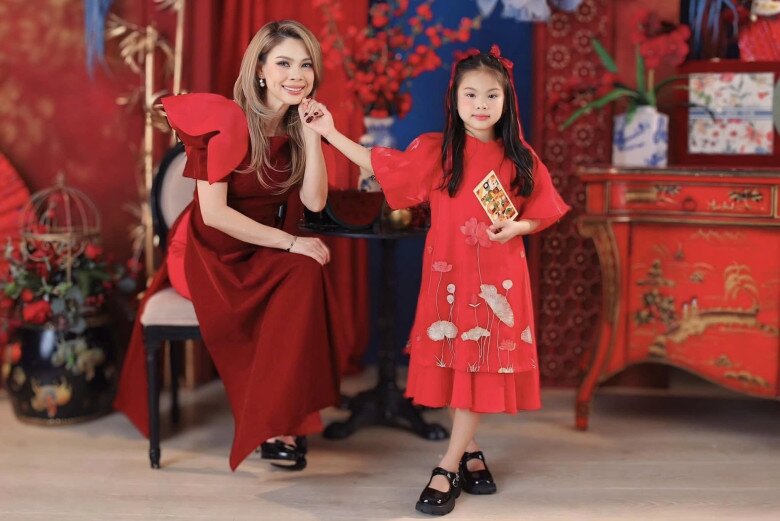 Con gái quốc tịch Mỹ của Thanh Thảo về nước thi thể thao cùng kình ngư Ánh Viên, mới 7 tuổi đã cực giỏi 11 Vợ chồng Thanh Thảo chú trọng cho con gái học tiếng Việt và tiếng Hoa.