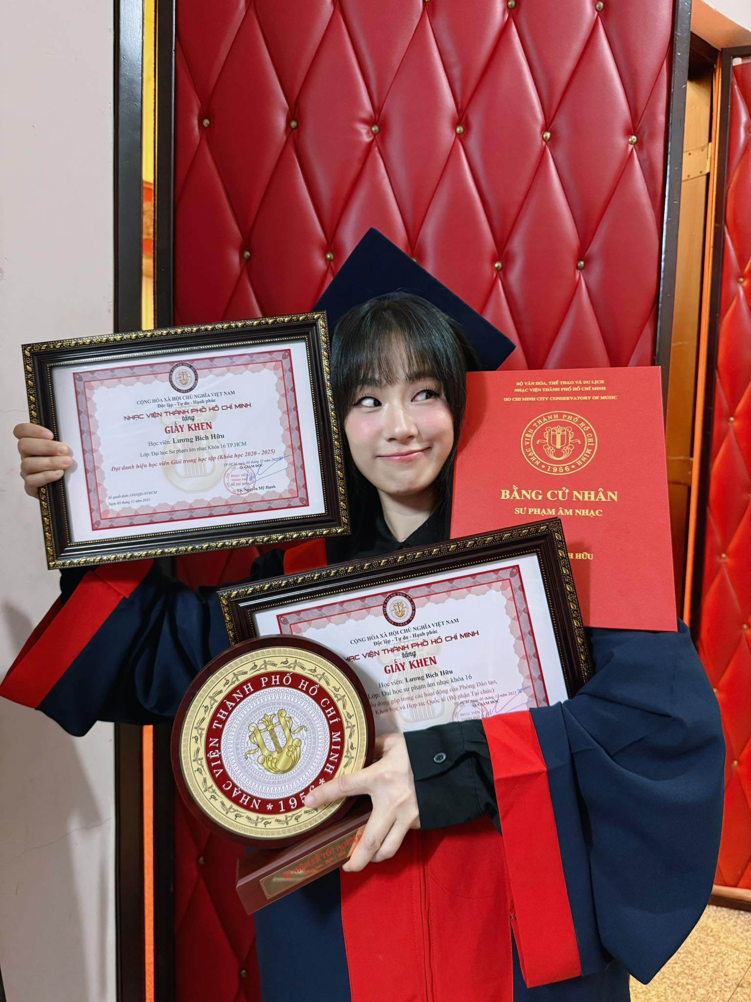 Lương Bích Hữu tốt nghiệp đại học ở tuổi 41, mặc áo cử nhân trẻ đẹp không nhìn ra là "mẹ 1 con" 2 Nữ ca sĩ khoe thành tích khủng trong ngày tốt nghiệp.