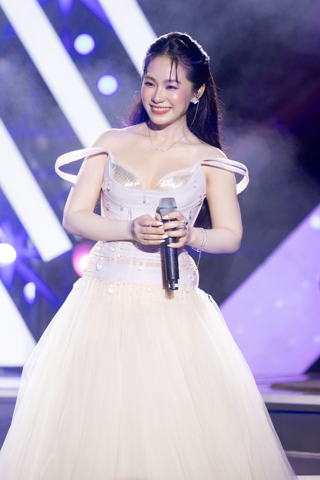 Lương Bích Hữu tốt nghiệp đại học ở tuổi 41, mặc áo cử nhân trẻ đẹp không nhìn ra là "mẹ 1 con" 6 Lương Bích Hữu ấp ủ dự định trở thành giảng viên thanh nhạc.