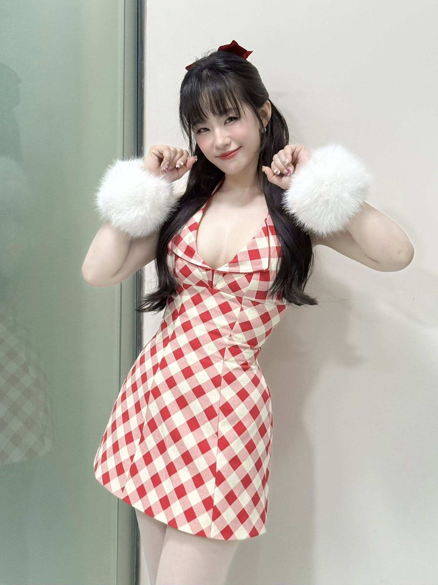 Lương Bích Hữu tốt nghiệp đại học ở tuổi 41, mặc áo cử nhân trẻ đẹp không nhìn ra là "mẹ 1 con" 7 Lương Bích Hữu tốt nghiệp đại học ở tuổi 41, mặc áo cử nhân trẻ đẹp không nhìn ra là amp;#34;mẹ 1 conamp;#34; - 6