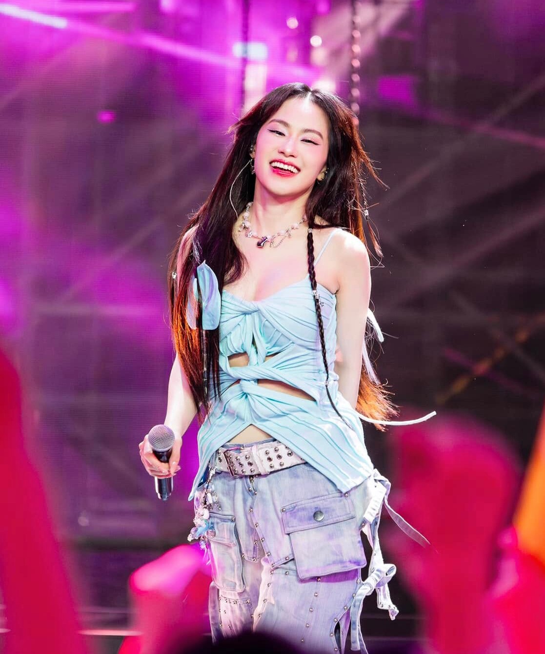 Lương Bích Hữu tốt nghiệp đại học ở tuổi 41, mặc áo cử nhân trẻ đẹp không nhìn ra là "mẹ 1 con" 8 Cô gái Trung Hoa được khen trẻ trung, xinh đẹp nhờ gu thời trang hack tuổi.