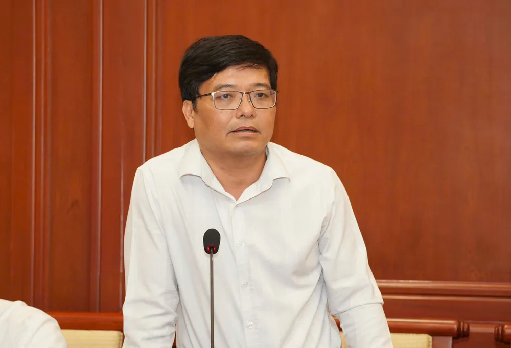 Bí thư Đảng ủy xã Long Sơn Nguyễn Tấn Cường nêu các kiến nghị về việc sớm điều chỉnh quy hoạch. Ảnh: THUẬN VĂN Bí-thư-thành-ủy-TP.HCM-tran-luu-quang-hop-ban-chap-hanh-tphcm (3).jpg