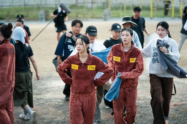 Jeon Do Yeon (trái) và Kim Go Eun trong hậu trường phim. Ảnh: Netflix