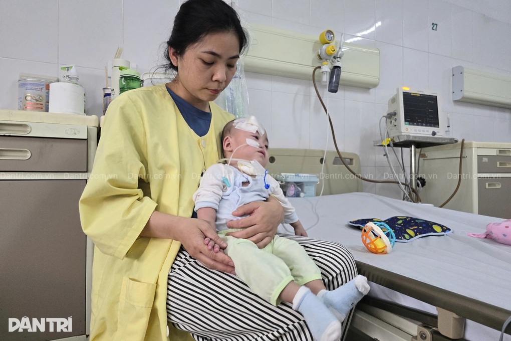 Bé trai sinh non 24 tuần thai, 14 tháng tuổi vẫn chưa thể tự thở - 2