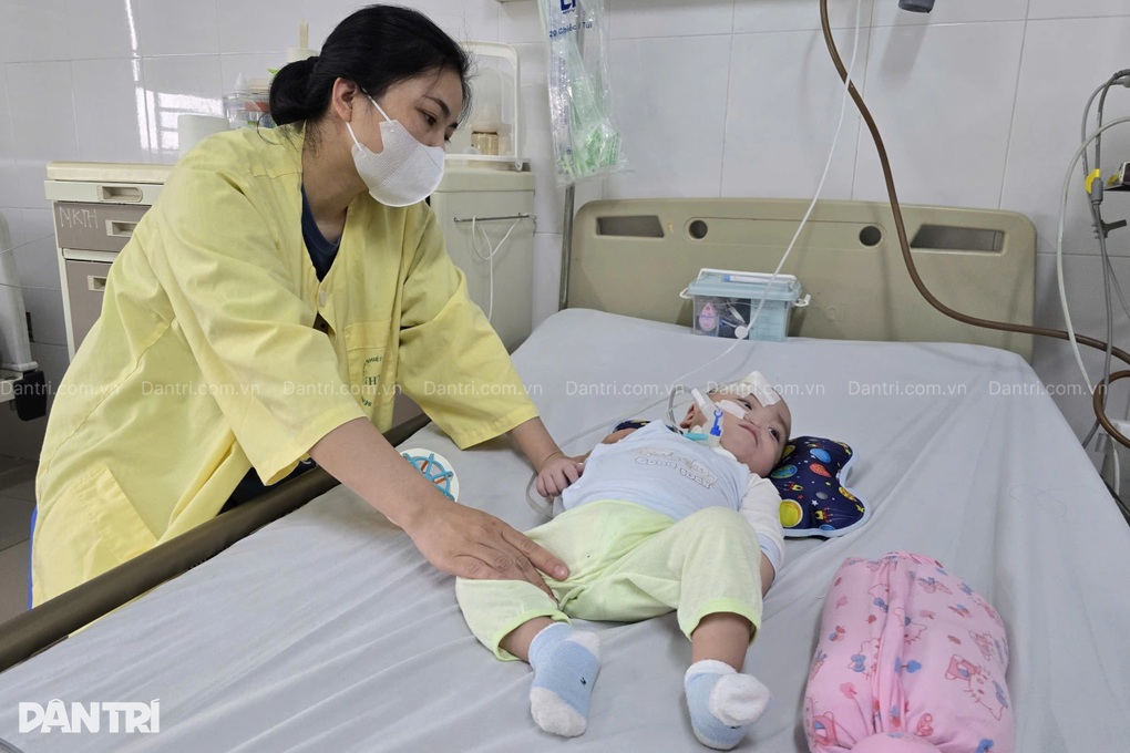 Bé trai sinh non 24 tuần thai, 14 tháng tuổi vẫn chưa thể tự thở - 4