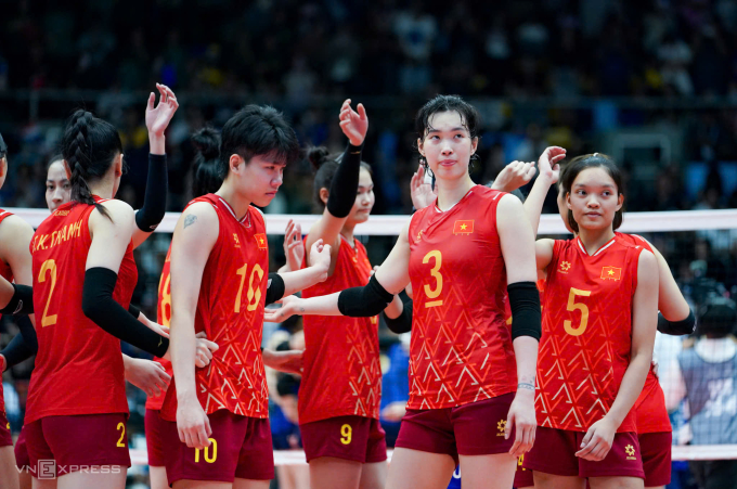 Đội trưởng Trần Thị Thanh Thúy (số 3) và Lê Như Anh (số 10) khóc sau khi thua Thái Lan ở chung kết bóng chuyền nữ SEA Games 33. Ảnh: Đức Đồng