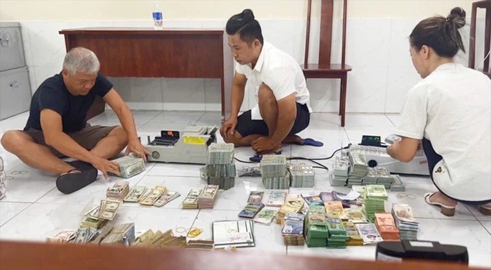 Chủ tiệm vàng ở TPHCM chuyển hàng ngàn tỷ đồng qua biên giới Campuchia - 2