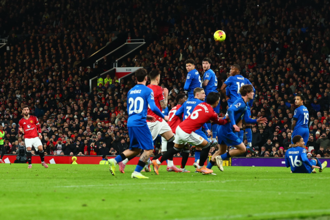 Bruno Fernandes đá phạt gỡ hòa 3-3. Ảnh: Shutterstock