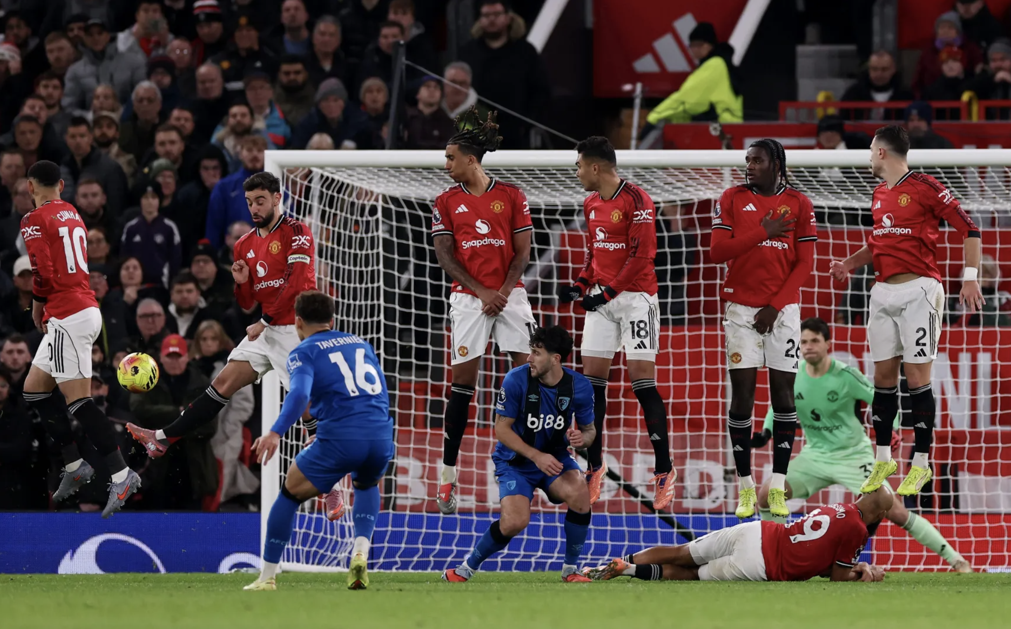 Rượt đuổi nghẹt thở, Man Utd và Bournemouth chia điểm trận cầu 8 bàn 4 Rượt đuổi nghẹt thở tại Old Trafford, Man Utd và Bournemouth chia điểm trận cầu 8 bàn - Ảnh 4.