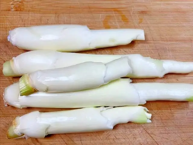 Loại củ mệnh danh là amp;#34;nhân sâm nướcamp;#34;, mọc từ bùn đất quê, nay là đặc sản ở thành phố, xào hay kho đều ngon - 2