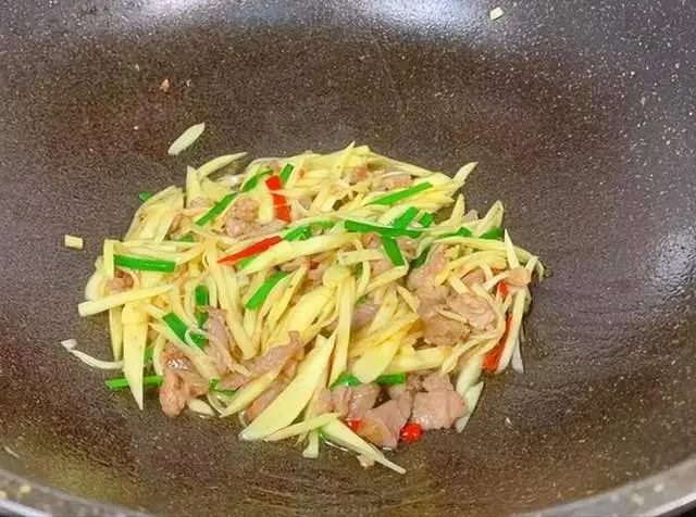 Loại củ mệnh danh là amp;#34;nhân sâm nướcamp;#34;, mọc từ bùn đất quê, nay là đặc sản ở thành phố, xào hay kho đều ngon - 3